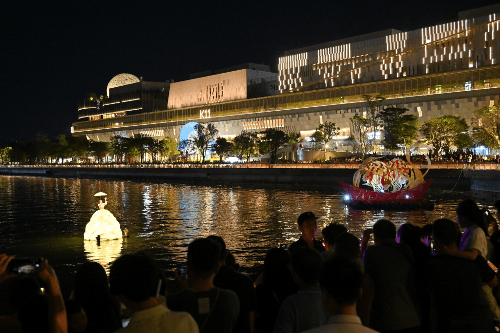 深圳 K11 ECOAST 海濱文化藝術區,以 「海上升明月」系列活動作招徠。 深圳 K11 ECOAST 海濱文化藝術區,以 「海上升明月」系列活動作招徠。