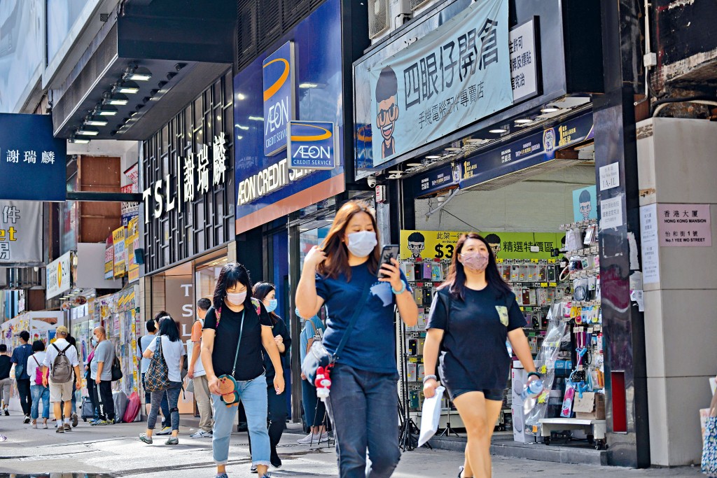 疫情放緩下零售市道轉旺，商店紛於旅遊區覓新鋪，當中包括手機配件專門店等。