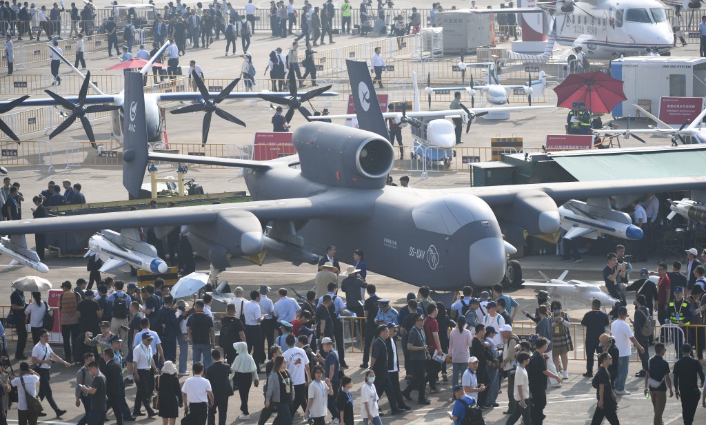 「空中航母」九天無人機能搭載上百枚巡飛彈或200架至300架微型無人機。新華社