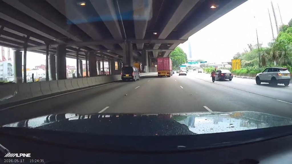 老婦舉起左手向駛經的車輛示意。fb「 車cam L(香港群組)」廿年駕駛經驗片段截圖 老婦舉起左手向駛經的車輛示意。fb「 車cam L(香港群組)」廿年駕駛經驗片段截圖