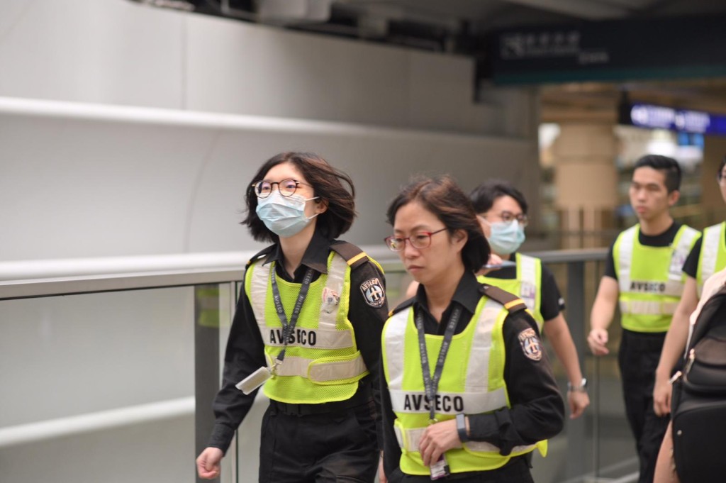 機場職員佩戴口罩。