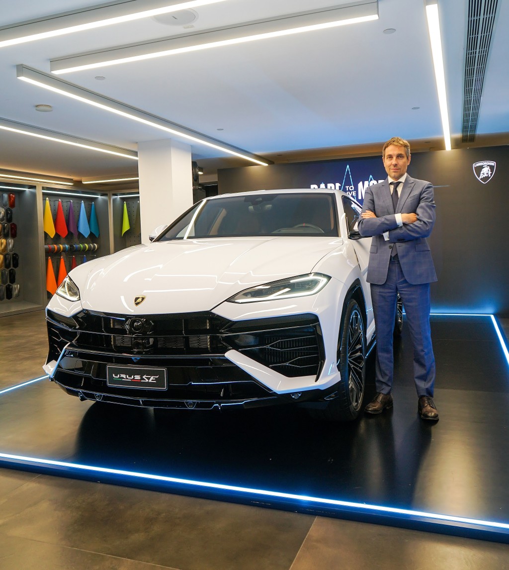 林宝坚尼Lamborghini Urus SE混能SSUV抵港：林宝坚尼汽车中国内地及香港、澳门执行总经理Konstantin Sychev强调，配备“双重心脏”的Urus SE，各方面皆超越了汽油版Urus S。