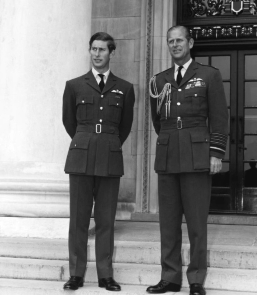 菲臘親王（右）本身是希臘和丹麥皇室成員，亦是一名海軍軍官。