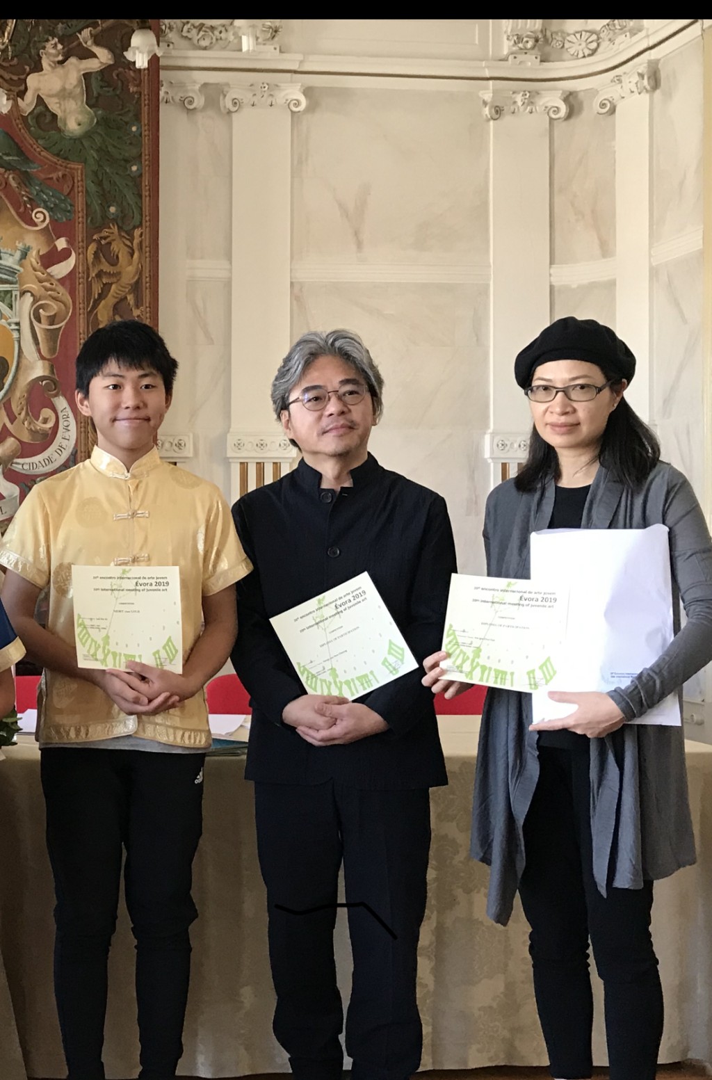 劉太(右)指兒子到馬其頓參加比賽後,回港翌日即要考試,故比賽期間會於凌晨三、四時起牀溫習。 劉太(右)指兒子到馬其頓參加比賽後,回港翌日即要考試,故比賽期間會於凌晨三、四時起牀溫習。