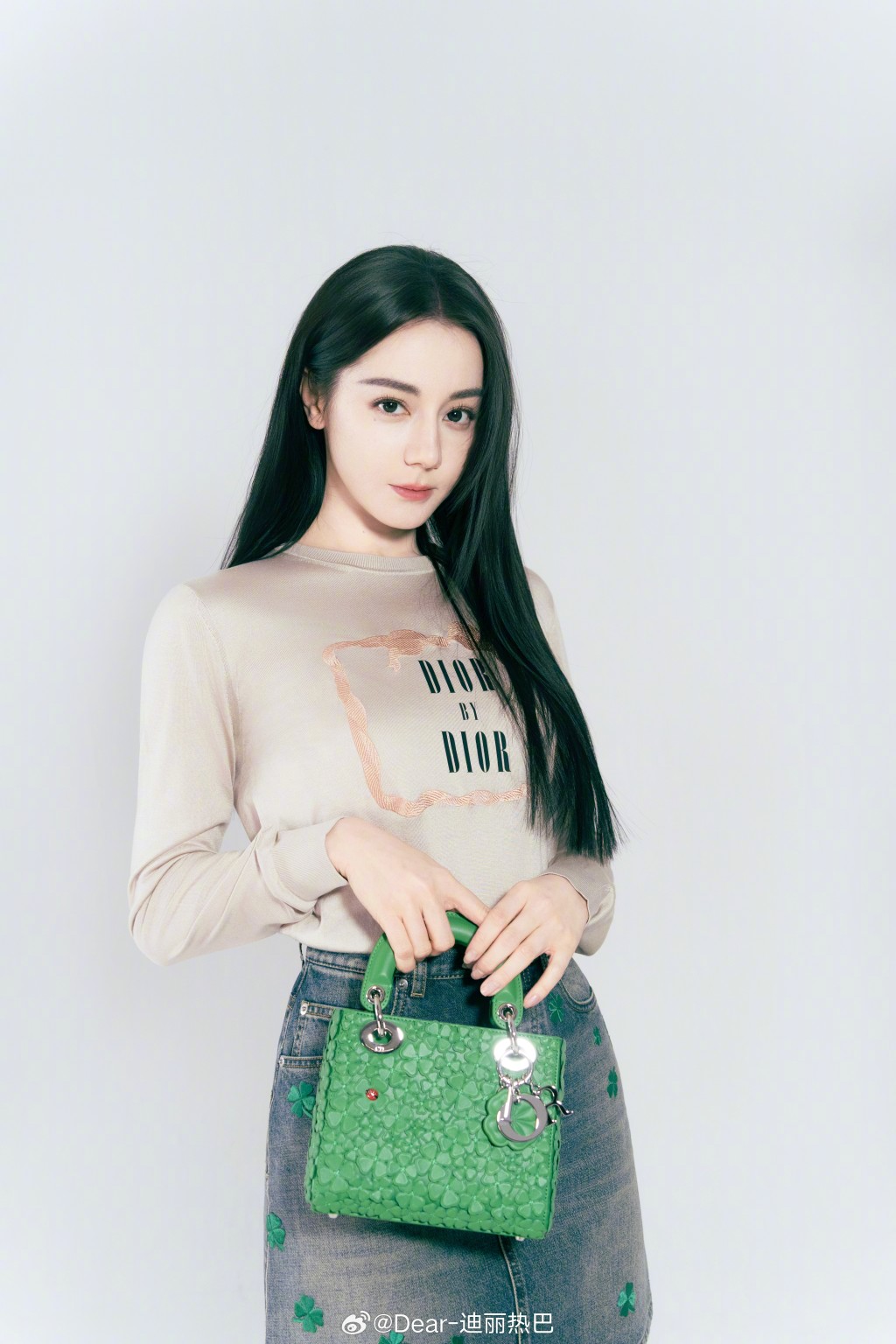 迪麗熱巴傳受中東戰火影響，在杜拜滯留3日，要缺席巴黎的活動。微博