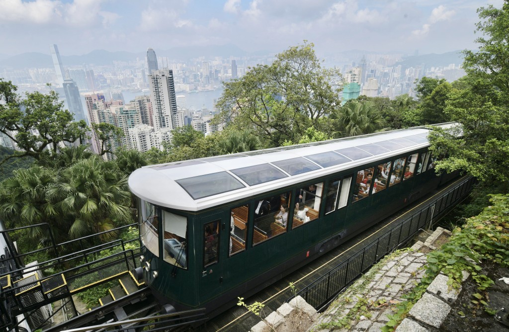 前往山頂飽纜維港景色是旅客來港必做事項之一。