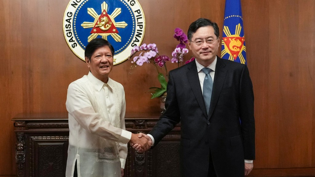 秦剛在馬尼拉與菲律賓總統小馬可斯會面。中新社