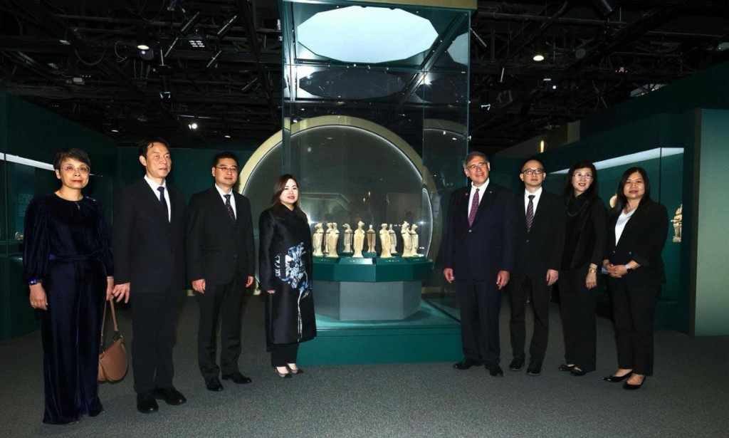 一眾嘉賓欣賞「香港賽馬會呈獻系列：長安萬象 — 陝西隋唐文明展」。