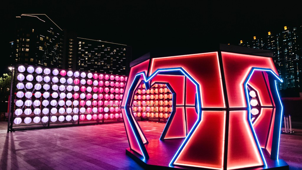 由本地著名青年建築師蕭國健設計的巨型霓虹花燈。政府圖片