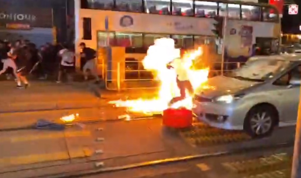 警員被投擲汽油彈。網上截圖
