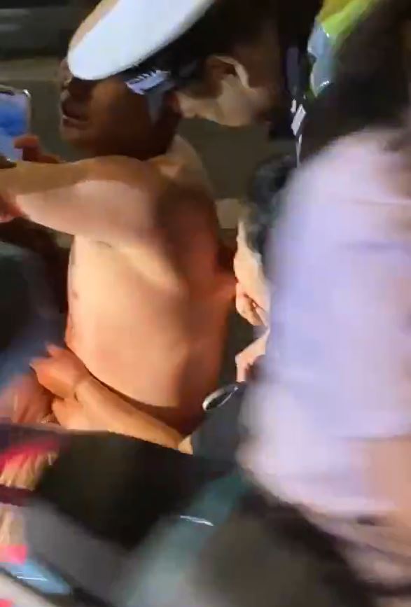 廣西有男女因駕駛爆街頭衝突，最終男子被女方咬甩背部一塊肉。影片截圖