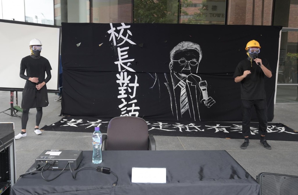 滕錦光沒有在集合上露面,現場留下一張空凳。