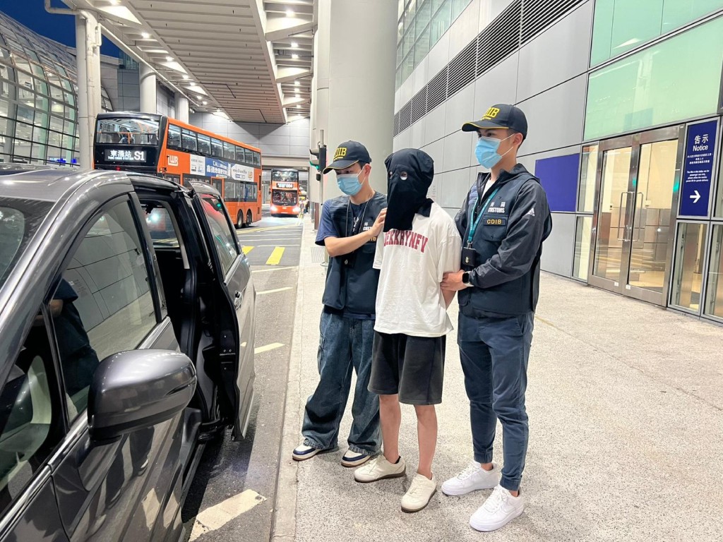 案中被捕的25歲男子（中）。