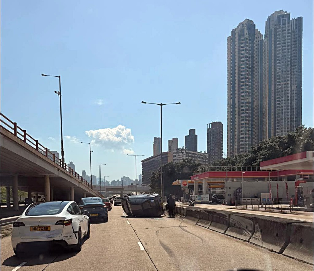 私家車撞壆後翻側。fb：車cam L（香港群組）