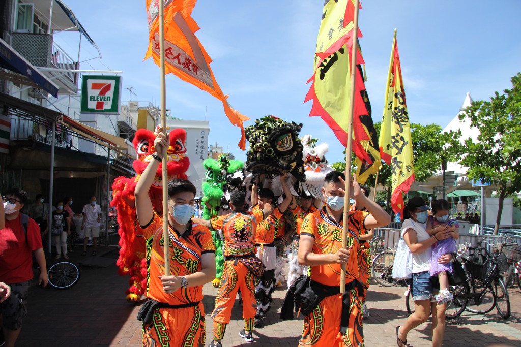由好有朝气的醒狮开路，沿途好多街坊影相。