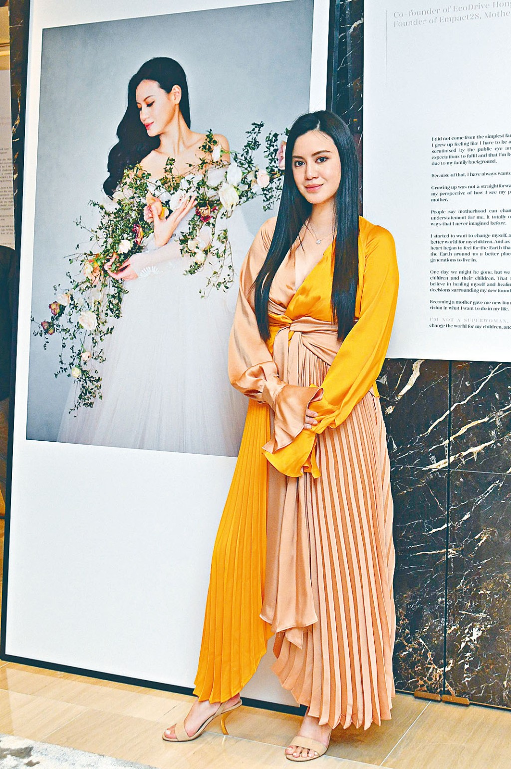 ■何林恬儿获邀担任今次摄影展的拍摄嘉宾，作品尽显母亲温柔一面。