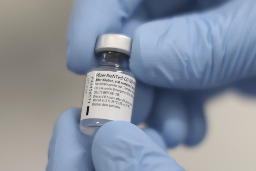 輝瑞和BioNTech的疫苗須存放攝氏零下70度運送工作成一大挑戰。AP 