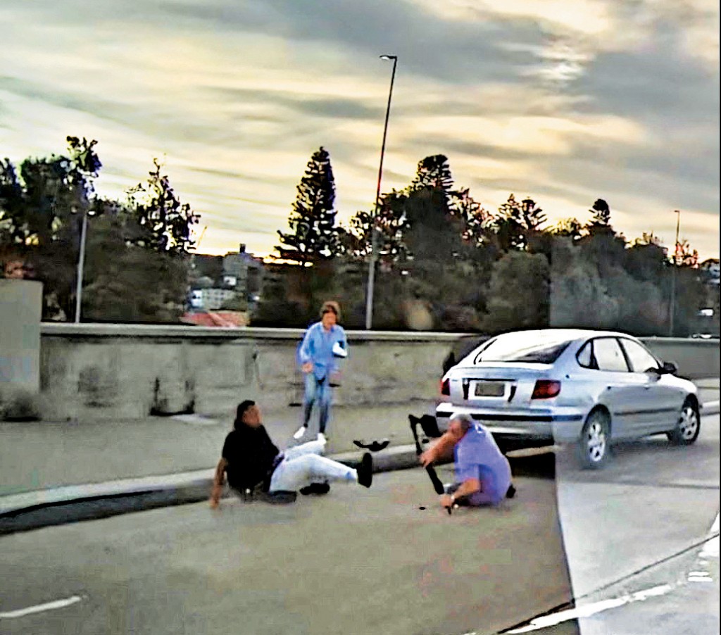 一名穿淡紫衣的老人與黑衣槍手搏鬥，最後與一旁的伴侶被殺。