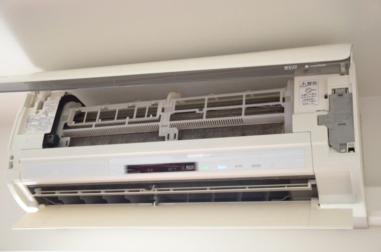 究竟冷氣機隔多久須清潔？日本冷氣機清潔公司員工建議，當出現一情況時便須清潔，就是當啟動冷氣機時出現異味，通常表示冷氣機內部已出現霉菌。