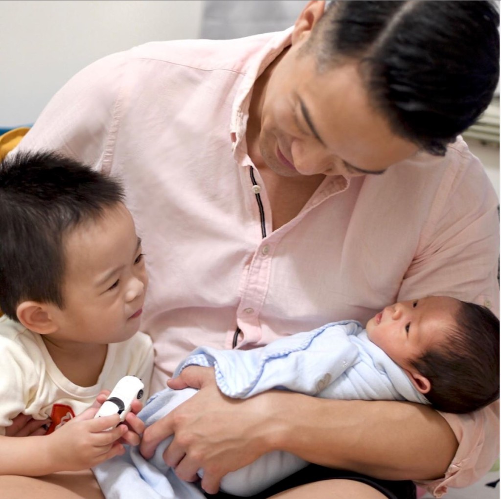 哥哥望住細佬好興奮。