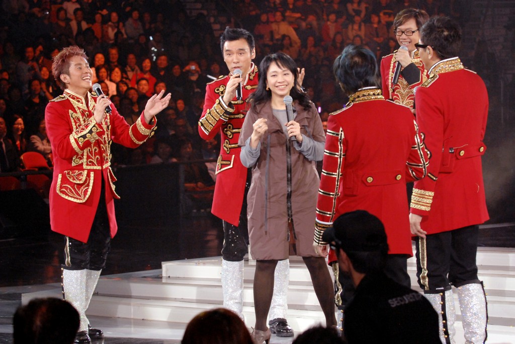2007年，温拿演唱会临时拉夫找来捧场的陈秋霞任表演嘉宾、合唱《点解手牵手》。