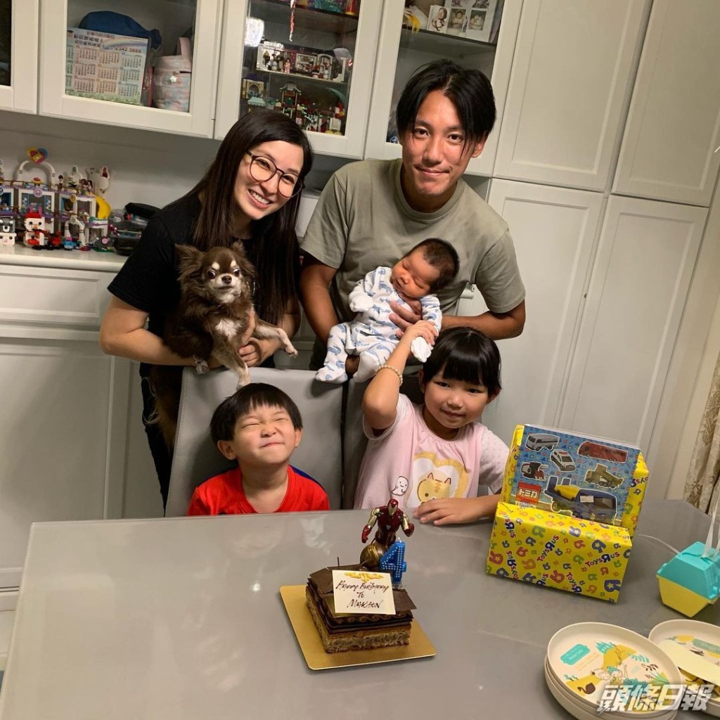 張頴康太太麥雅緻相當不少人認識,但就很多都人忘記她亦曾是《東張》主持,她與張頴康於2006年時因為《萬千星輝賀台慶》綵排而認識及後交往,並在2012年結婚。婚後的麥雅緻已經鮮有公開露面,她早於2018年已經離巢TVB,翌年重返校園修讀碩士課程,她與張頴康經常在IG放閃,兩人育有一女兩子,相當幸福!