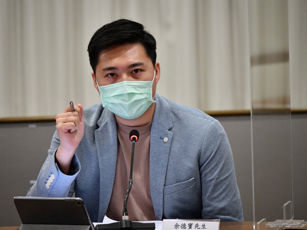 余德寶批評「跪頸」的做法危險。資料圖片
