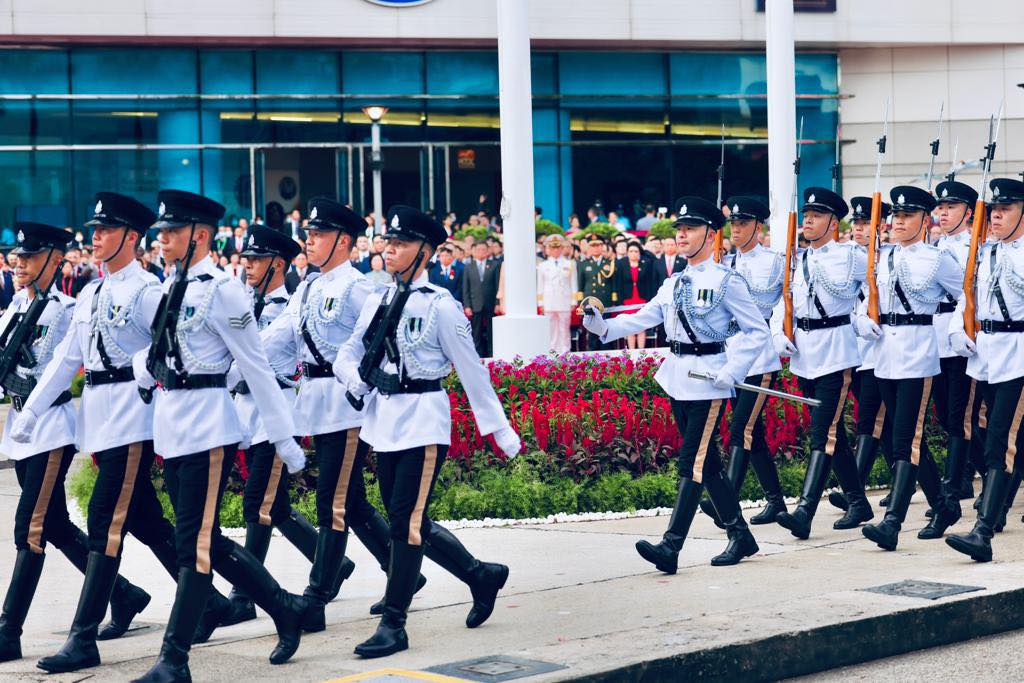 儀仗隊以中式步操步入會場。香港警察FB圖片