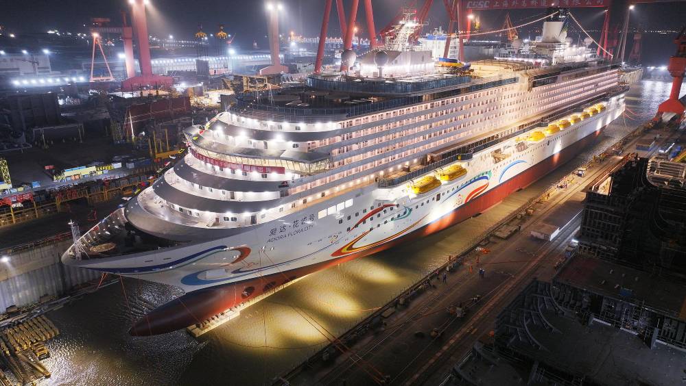 第二艘國產大型郵輪“愛達·花城號”（H1509）在中國船舶集團有限公司旗下上海外高橋造船有限公司正式開始出塢作業。 中新社