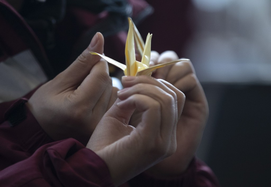 千纸鹤是一种手工摺纸。