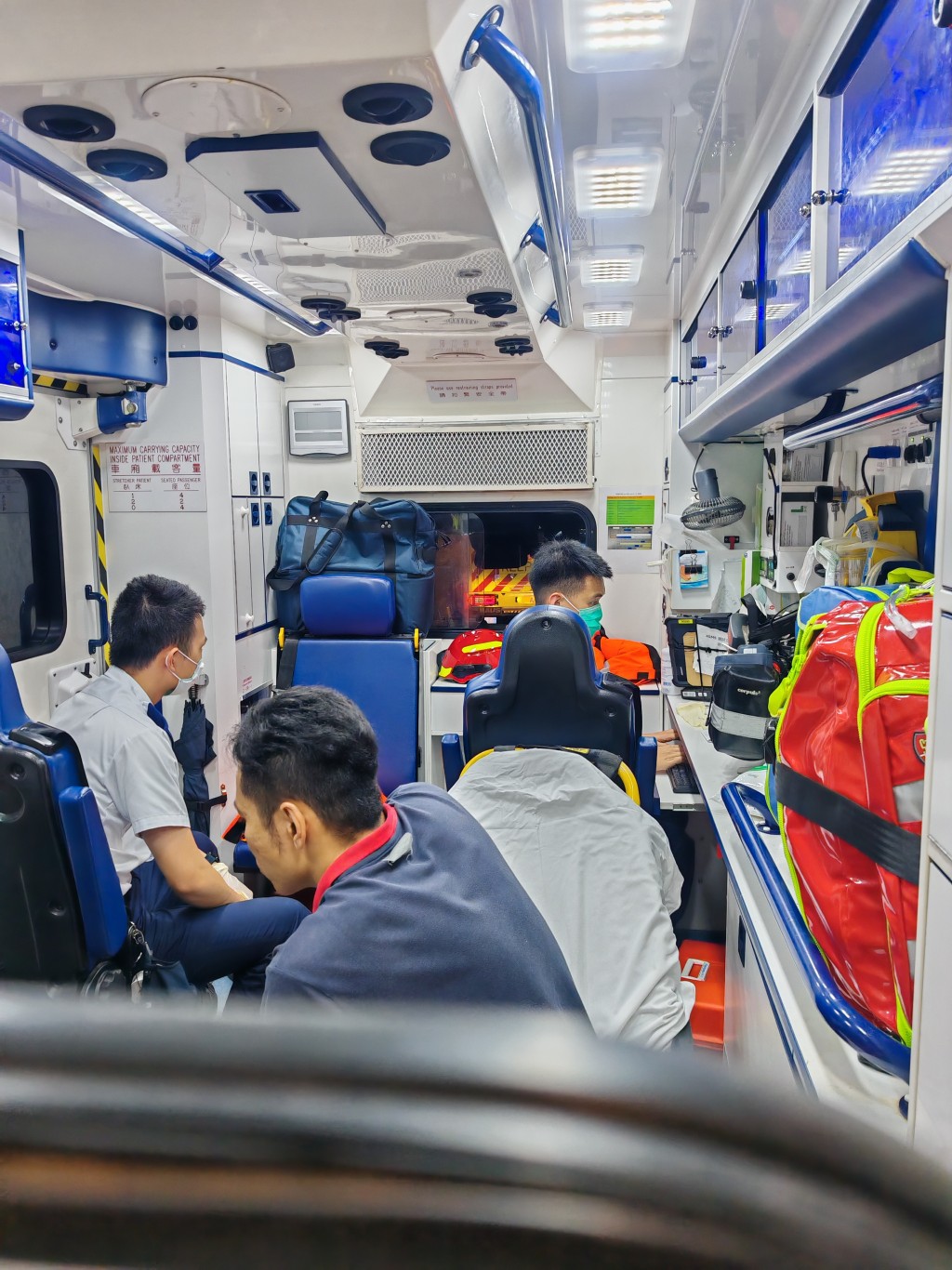客貨車司機受傷送院。 客貨車司機受傷送院。
