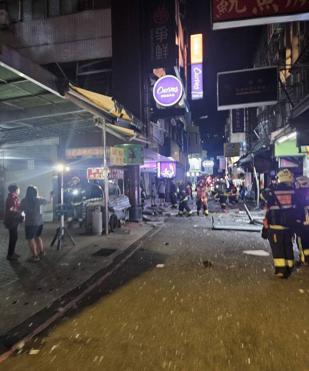 新北市板橋商圈凌晨有2間餐廳發生氣體爆炸造成5人輕傷。中時 新北市板橋商圈凌晨有2間餐廳發生氣體爆炸造成5人輕傷。中時