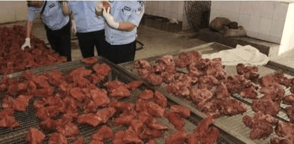 公安曾捣破假牛肉工场。 微博图