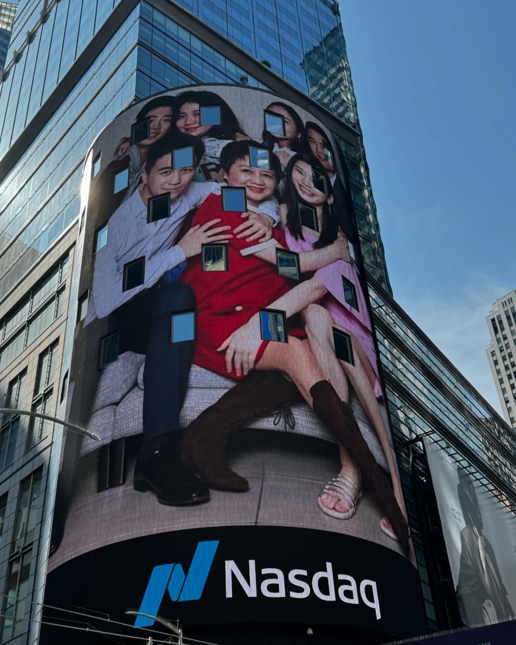 何猷君更在NASDAQ（纳斯达克）的全栋楼的广告萤幕上刊登与赌王、四太及兄弟姊妹的合照。