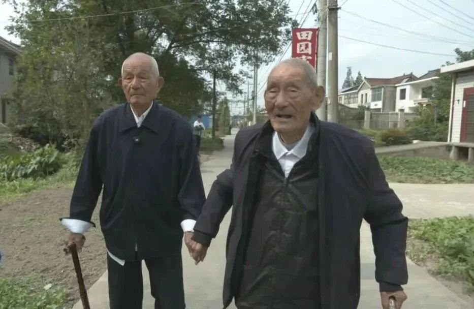 分別104歲與101歲高齡的王良國(左)與王良富(右)兄弟。現代快報 分別104歲與101歲高齡的王良國(左)與王良富(右)兄弟。現代快報