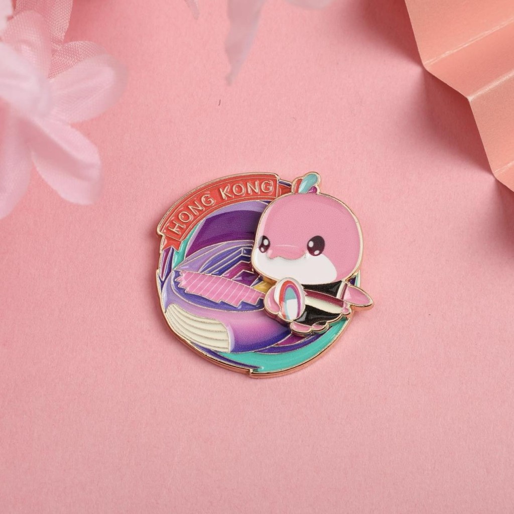 羅淑佩形容「大灣雞」胸章好可愛。