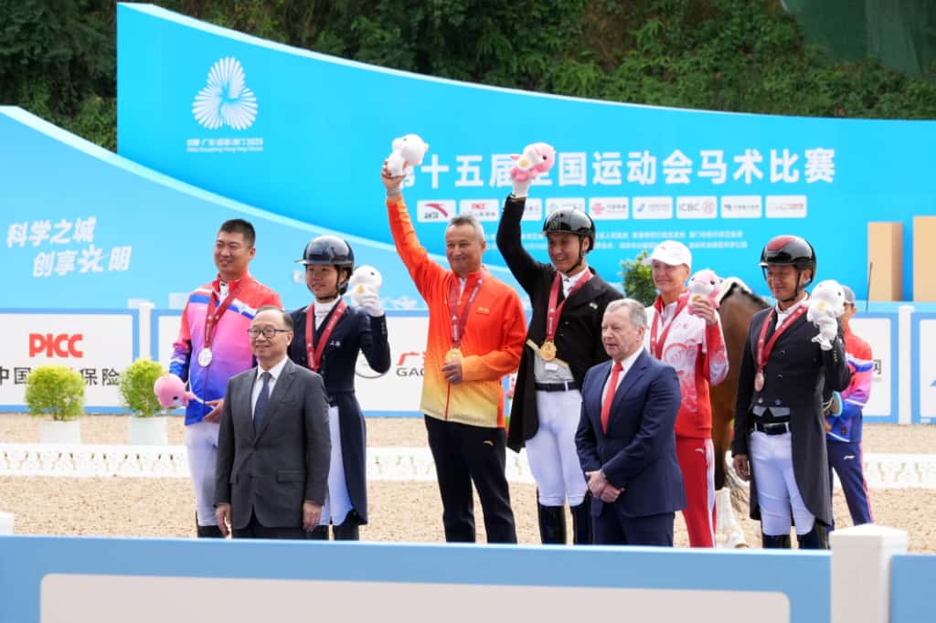 攝於星期三(12/11)深圳光明馬術中心,頒獎後參觀馬房、馬醫院等設施,亦有接受內地傳媒訪問。 攝於星期三(12/11)深圳光明馬術中心,頒獎後參觀馬房、馬醫院等設施,亦有接受內地傳媒訪問。