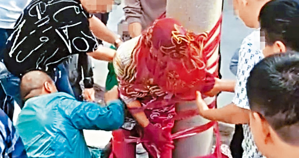 山西新娘竟被众人绑在电线杆上。