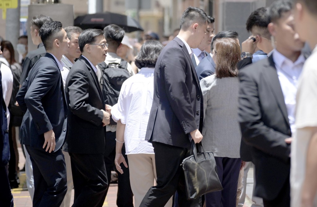 行政長官李家超(左二)陪同夏寶龍進入酒家。 行政長官李家超(左二)陪同夏寶龍進入酒家。