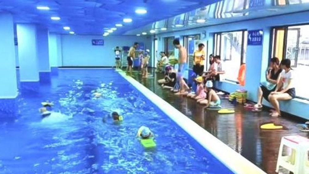 四川樂山上百名孩子於星躍動游泳館游泳後發高燒。資料圖片
