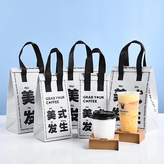 被戏称为“深圳市包”的各大连锁茶饮品牌包装袋，忽然变成抢手货。