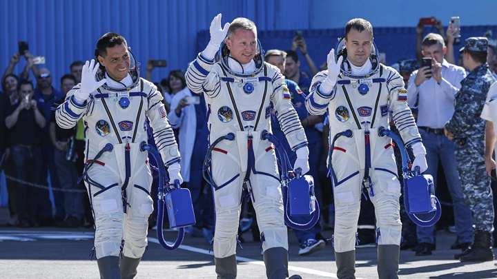 今次升空任務團隊由美國太空人魯比奧(左)及兩名俄國太空人組成。AP圖片