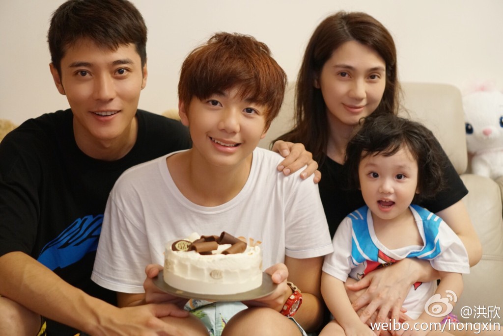 洪欣一家四口(微博圖片)