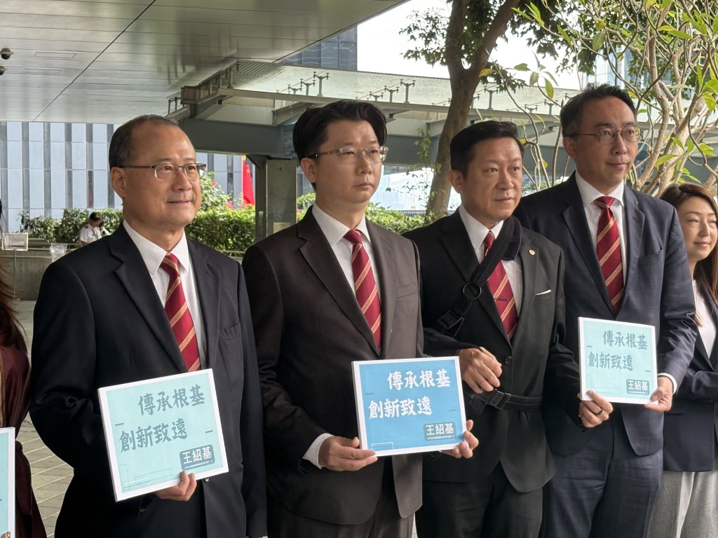 王紹基(右三)希望透過參與立法會選舉,以實際行動證明能夠為商界爭取更多權益。 王紹基(右三)希望透過參與立法會選舉,以實際行動證明能夠為商界爭取更多權益。