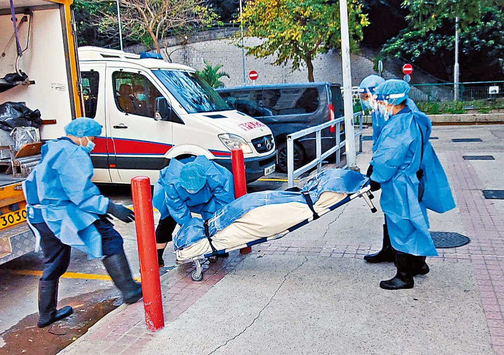 仵工將十五歲女死者遺體舁送殮房。