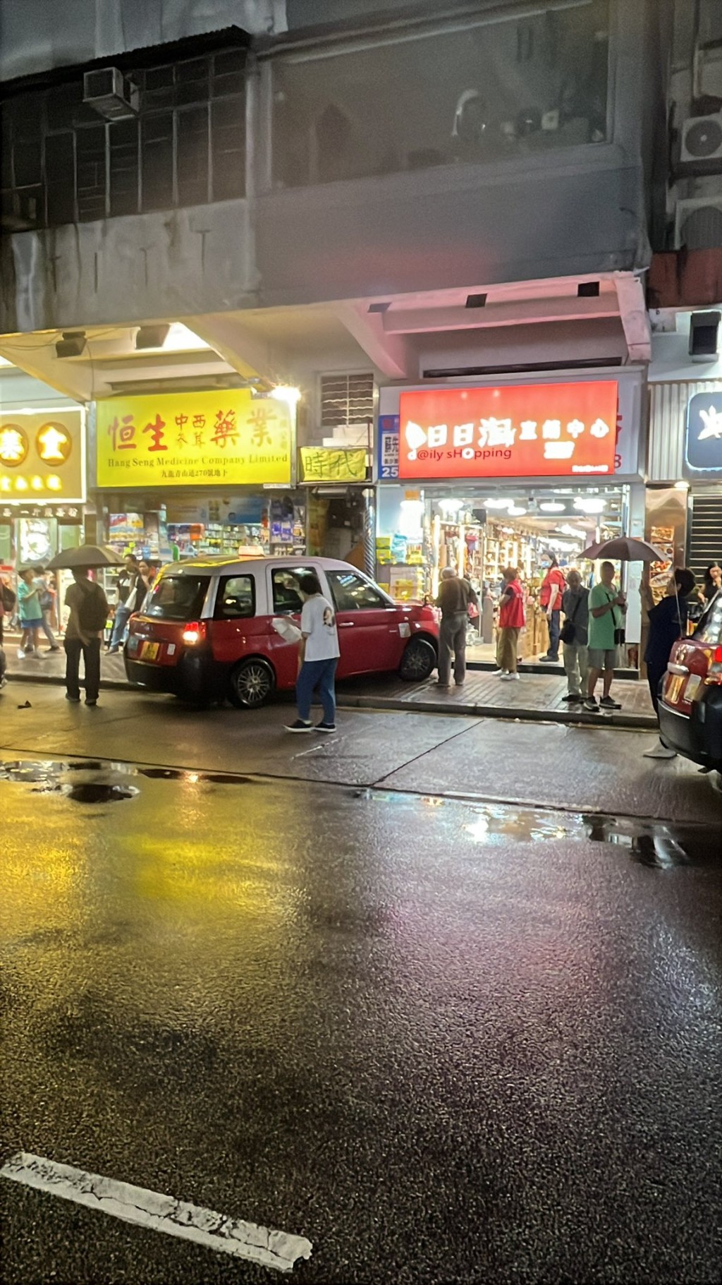的士意外后铲上行人路，在一间家品店门前停定。(长沙湾人FB)