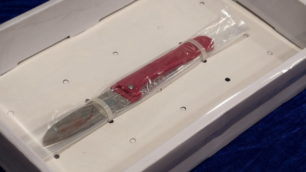 疑犯作案用刀具。黃文威攝