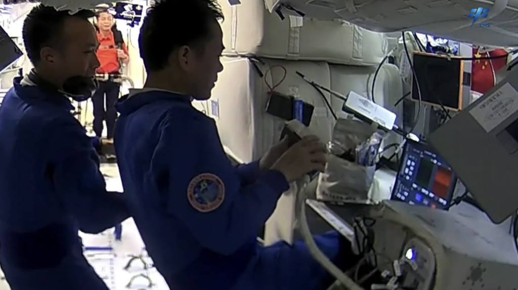 太空人在艙內組裝測試雙光子顯微鏡。