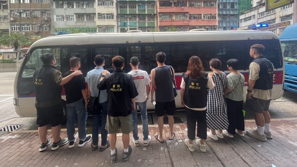 警搗破深水埗一百家樂賭檔,拘8男女包括負責人。警方圖片