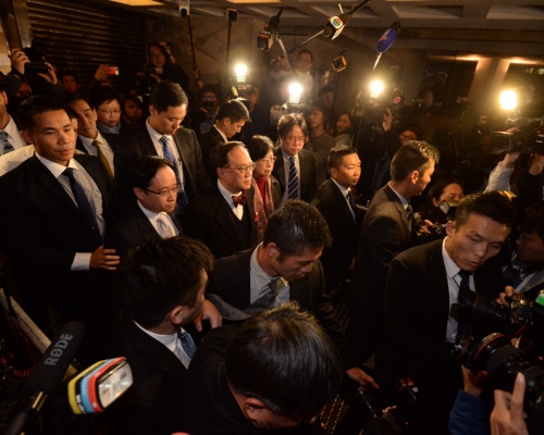 曾蔭權受到大批傳媒追訪。